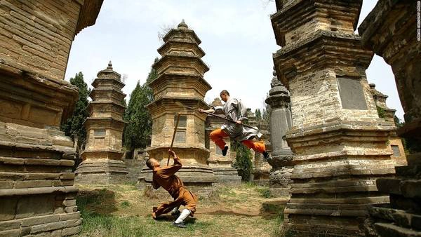 Theo một số tài liệu cổ, chùa Thiếu Lâm được xây dựng từ năm 497, trải qua nhiều lần bị phá hủy và được phục dựng. Quần thể tôn giáo này có các chùa tháp với kiến trúc độc đáo, cạnh những đỉnh núi hùng vĩ. Ảnh: CNN. Theo một số tài liệu cổ, chùa Thiếu Lâm được xây dựng từ năm 497, trải qua nhiều lần bị phá hủy và được phục dựng. Quần thể tôn giáo này có các chùa tháp với kiến trúc độc đáo, cạnh những đỉnh núi hùng vĩ. Ảnh: CNN.