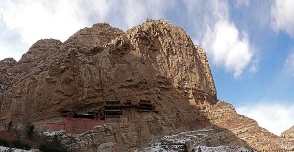 Hằng Sơn có đỉnh cao nhất là Thiên Phong Lĩnh (2.016 m), phong cảnh vừa hùng vĩ, vừa hiểm trở, với nhiều đền chùa, miếu mạo. Cách nửa núi Hằng Sơn khoảng 3 km có chùa Huyền Không, nổi tiếng với kiến trúc độc đáo, được mô tả là "kỳ, huyền, xảo". Ảnh: Skyscrapercity. Hằng Sơn có đỉnh cao nhất là Thiên Phong Lĩnh (2.016 m), phong cảnh vừa hùng vĩ, vừa hiểm trở, với nhiều đền chùa, miếu mạo. Cách nửa núi Hằng Sơn khoảng 3 km có chùa Huyền Không, nổi tiếng với kiến trúc độc đáo, được mô tả là "kỳ, huyền, xảo". Ảnh: Skyscrapercity.