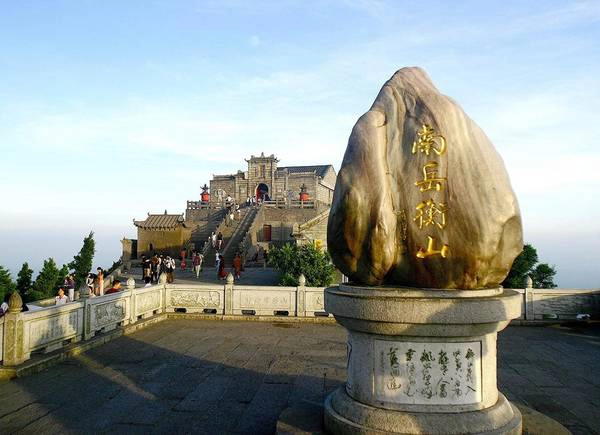 Phái Hành Sơn nổi tiếng với các cao thủ kiếm thuật mê âm nhạc đóng tại thành Hành Dương dưới chân dãy núi Hành Sơn. Ảnh: Travelchina. Phái Hành Sơn nổi tiếng với các cao thủ kiếm thuật mê âm nhạc đóng tại thành Hành Dương dưới chân dãy núi Hành Sơn. Ảnh: Travelchina.