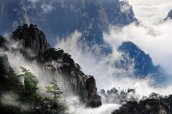 Đỉnh Quang Minh: Quang Minh là một trong 3 đỉnh cao nhất của dãy núi Hoàng Sơn, nằm ở phía nam tỉnh An Huy, miền Đông Trung Quốc. Khung cảnh ở đây hoang sơ, ấn tượng, với vô vàn loài kỳ hoa dị thảo, xen giữa núi đá trùng điệp. Ảnh: Hdwallpapersimages. Đỉnh Quang Minh: Quang Minh là một trong 3 đỉnh cao nhất của dãy núi Hoàng Sơn, nằm ở phía nam tỉnh An Huy, miền Đông Trung Quốc. Khung cảnh ở đây hoang sơ, ấn tượng, với vô vàn loài kỳ hoa dị thảo, xen giữa núi đá trùng điệp. Ảnh: Hdwallpapersimages.