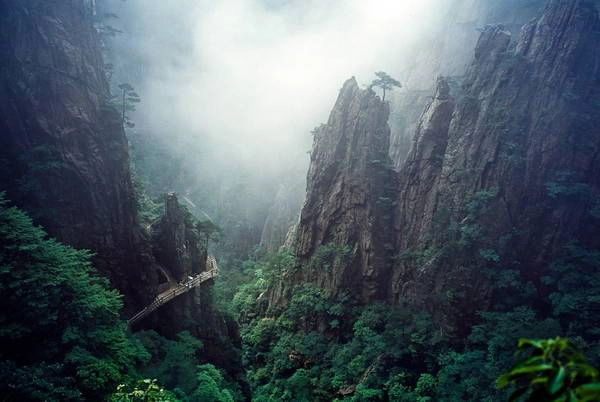 Phong cảnh hùng vĩ và địa thế hiểm trở có lẽ là lý do nơi đây được Minh giáo chọn làm đại bản doanh trong tiểu thuyết nổi tiếng Ỷ thiên đồ long ký của Kim Dung. Đây cũng là nơi diễn ra đại hội võ lâm, trong đó Trương Vô Kỵ đã một mình giải cứu Minh giáo. Ảnh: Westeastsouthnorth. Phong cảnh hùng vĩ và địa thế hiểm trở có lẽ là lý do nơi đây được Minh giáo chọn làm đại bản doanh trong tiểu thuyết nổi tiếng Ỷ thiên đồ long ký của Kim Dung. Đây cũng là nơi diễn ra đại hội võ lâm, trong đó Trương Vô Kỵ đã một mình giải cứu Minh giáo. Ảnh: Westeastsouthnorth.