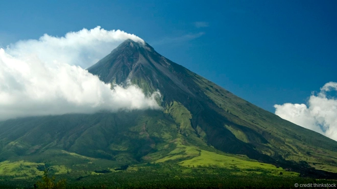 <strong>Mayon, Philippines: </strong>Cách Manila 450 km về phía Đông Nam trên đảo Luzon, Mayon là núi lửa hoạt động thường xuyên nhất ở xứ xở vạn đảo, với hơn 49 lần phun trào trong suốt 400 năm qua. Lần phun trào gần đây nhất là hồi tháng 9/2014 khiến hàng nghìn người phải rời bỏ vùng đi nơi khác sinh sống. Núi Mayon cao hơn 2.400 m so với mực nước biển, nổi bật với kiểu dáng hình nón cân xứng hoàn hảo. Du khách đến đây sẽ được ngắm cảnh các thị trấn của tỉnh Albay với biển Thái Bình Dương bao quanh. <strong>Mayon, Philippines: </strong>Cách Manila 450 km về phía Đông Nam trên đảo Luzon, Mayon là núi lửa hoạt động thường xuyên nhất ở xứ xở vạn đảo, với hơn 49 lần phun trào trong suốt 400 năm qua. Lần phun trào gần đây nhất là hồi tháng 9/2014 khiến hàng nghìn người phải rời bỏ vùng đi nơi khác sinh sống. Núi Mayon cao hơn 2.400 m so với mực nước biển, nổi bật với kiểu dáng hình nón cân xứng hoàn hảo. Du khách đến đây sẽ được ngắm cảnh các thị trấn của tỉnh Albay với biển Thái Bình Dương bao quanh.