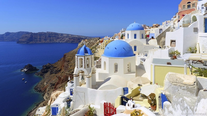 <strong>Santorini, Hy Lạp: </strong>Vùng Santorini nổi tiếng với những ngôi nhà màu trắng, nhưng ít ai biết rằng hòn đảo này là tàn dư của một miệng núi lửa hình thành từ năm 1600 trước Công Nguyên với vụ phun trào lớn nhất trong lịch sử. Ngày nay, Santorini thu hút du khách từ các nơi trên thế giới. <strong>Santorini, Hy Lạp: </strong>Vùng Santorini nổi tiếng với những ngôi nhà màu trắng, nhưng ít ai biết rằng hòn đảo này là tàn dư của một miệng núi lửa hình thành từ năm 1600 trước Công Nguyên với vụ phun trào lớn nhất trong lịch sử. Ngày nay, Santorini thu hút du khách từ các nơi trên thế giới.