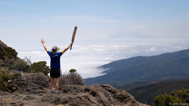 <strong>Đỉnh Kilimanjaro và miệng núi lửa Ngorongoro, Tanzania: </strong>Nằm ở biên giới giữa Tanzania và Kenya, Kilimanjaro là ngọn núi cao nhất châu Phi với độ cao 5.895 m, và cũng là núi lửa cao nhất lục địa đen. Kilimanjaro gồm 3 núi lửa, trong đó ngọn Mawenzi và Shira đã biến mất, còn ngọn cao nhất là Kibo vẫn còn hoạt động với rất nhiều khí gas. <strong>Đỉnh Kilimanjaro và miệng núi lửa Ngorongoro, Tanzania: </strong>Nằm ở biên giới giữa Tanzania và Kenya, Kilimanjaro là ngọn núi cao nhất châu Phi với độ cao 5.895 m, và cũng là núi lửa cao nhất lục địa đen. Kilimanjaro gồm 3 núi lửa, trong đó ngọn Mawenzi và Shira đã biến mất, còn ngọn cao nhất là Kibo vẫn còn hoạt động với rất nhiều khí gas.
