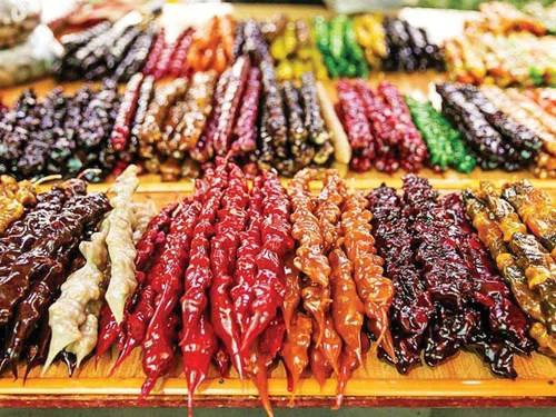 Churchkhela, món ăn vặt làm từ hạt óc chó, đậu phộng phủ nước cốt trái cây keo đặc Churchkhela, món ăn vặt làm từ hạt óc chó, đậu phộng phủ nước cốt trái cây keo đặc