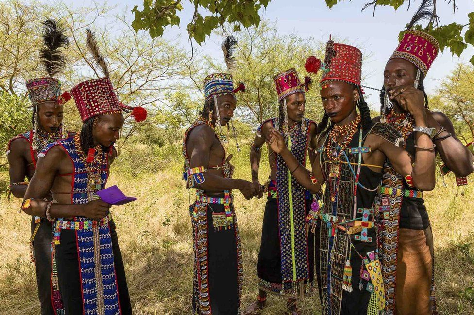 Đàn ông Wodaabe liên tục điều chỉnh trang phục cho các lễ hội đêm bằng chiếc gương bỏ túi sáng màu, phụ kiện không thể thiếu của họ. Lễ hội Gerewol chỉ xảy ra mỗi năm một lần nên việc tìm vợ trong thời gian này rất quan trọng.