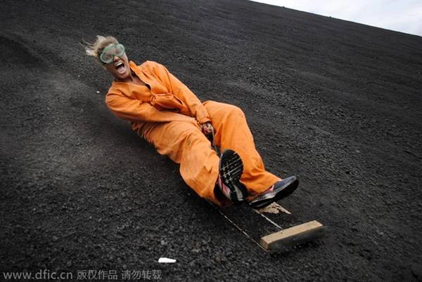 Cách "giãn gân giãn cốt" đang ngày càng được yêu thích. nhung-nguoi-mao-hiem-truot-van-tren-nui-lua-ivivu-1