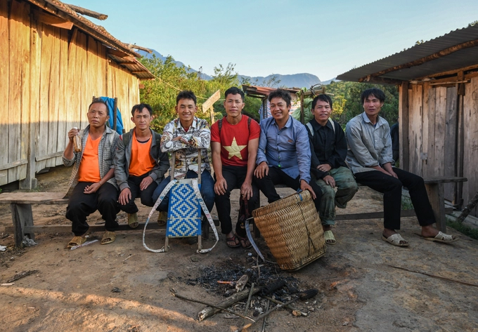 Nhóm porter người Mông do anh Sòng A Trư (giữa) làm trưởng nhóm bắt đầu gùi đồ cho khách từ năm 2002, chủ yếu phục vụ các đoàn khách chinh phục đỉnh Bạch Mộc Lương Tử. Các thành viên trong nhóm đến từ nhiều xã ở Lào Cai, trong bán kính khoảng 70 km tính từ xã Sàng Ma Sáo, điểm bắt đầu hành trình lên đỉnh Bạch Mộc Lương Tử.