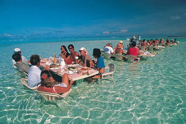 Nhà hàng trên biển ở Bora Bora - Ảnh: BOREDPANDA