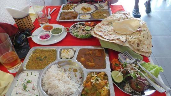 Nhà hàng Ganesh (Nguyễn Thiện Thuật): Nhà hàng chay Ấn Độ này nhận nhiều lời khen ngợi về chất lượng đồ ăn. Tài khoản TravelWithKatie nhận xét: “Đồ ăn chính gốc Ấn Độ ở Việt Nam, với nhiều món đặc trưng của cả miền Nam và miền Bắc. Những món chúng tôi đã gọi rất ngon. Giá hơi cao so với mặt bằng chung ở Nha Trang, nhưng cũng đáng”. Nhà hàng Ganesh (Nguyễn Thiện Thuật): Nhà hàng chay Ấn Độ này nhận nhiều lời khen ngợi về chất lượng đồ ăn. Tài khoản TravelWithKatie nhận xét: “Đồ ăn chính gốc Ấn Độ ở Việt Nam, với nhiều món đặc trưng của cả miền Nam và miền Bắc. Những món chúng tôi đã gọi rất ngon. Giá hơi cao so với mặt bằng chung ở Nha Trang, nhưng cũng đáng”.