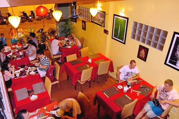 Nhà hàng Yến (đường Trần Quang Khải): Với các món ăn Việt Nam phong phú, giá cả phải chăng, nhà hàng này nhận được nhiều lời khen từ các du khách quốc tế. Tài khoản Pololefou nhận xét: “Đồ ăn ở đây rất ngon, nhân viên thân thiện, nhà hàng nằm ở con phố yên tĩnh. Giá cả không quá cao và đồ tráng miệng kiểu châu Âu khá ngon. Bạn nên tới đây nếu muốn có một bữa tối lãng mạn”. Nhà hàng Yến (đường Trần Quang Khải): Với các món ăn Việt Nam phong phú, giá cả phải chăng, nhà hàng này nhận được nhiều lời khen từ các du khách quốc tế. Tài khoản Pololefou nhận xét: “Đồ ăn ở đây rất ngon, nhân viên thân thiện, nhà hàng nằm ở con phố yên tĩnh. Giá cả không quá cao và đồ tráng miệng kiểu châu Âu khá ngon. Bạn nên tới đây nếu muốn có một bữa tối lãng mạn”.