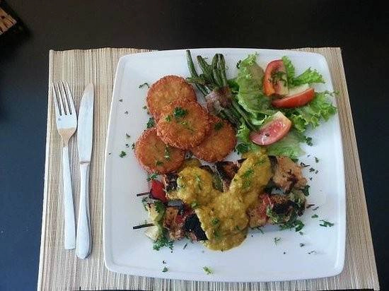 <strong>Nhà hàng La Casserole (đường Biệt Thự):</strong> La Casserole phục vụ các món ăn theo phong cách Thụy Sĩ và đều được các du khách đánh giá tốt. Tài khoản Beat J nhận xét: “Sau nhiều ngày du lịch ở Đông Nam Á, tôi nhớ các món ăn quê nhà. Đồ ăn ở đây thật tuyệt và đúng chất Thụy Sĩ, giá cả khá dễ chịu. Hugo (chủ quán) và các nhân viên chào đón, trò chuyện nhiệt tình với tôi. Họ còn mang cho tôi một ly Kafi Luz. Bạn nên đến nơi này”. <strong>Nhà hàng La Casserole (đường Biệt Thự):</strong> La Casserole phục vụ các món ăn theo phong cách Thụy Sĩ và đều được các du khách đánh giá tốt. Tài khoản Beat J nhận xét: “Sau nhiều ngày du lịch ở Đông Nam Á, tôi nhớ các món ăn quê nhà. Đồ ăn ở đây thật tuyệt và đúng chất Thụy Sĩ, giá cả khá dễ chịu. Hugo (chủ quán) và các nhân viên chào đón, trò chuyện nhiệt tình với tôi. Họ còn mang cho tôi một ly Kafi Luz. Bạn nên đến nơi này”.