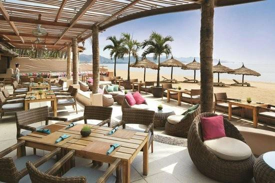 Sailing Club Nha Trang (đường Trần Phú): Với vị trí nhìn ra biển và thiết kế trang nhã, nhà hàng này là một lựa chọn cao cấp hơn cho các du khách. Ngoài ra, nhà hàng còn có bãi biển riêng để du khách bơi lội, tắm nắng và thưởng thức các loại cocktail. Tài khoản Erin Dock đánh giá: “Đây là một nơi tuyệt vời để thư giãn và ngắm nhìn khung cảnh đẹp đẽ xung quanh. Đồ ăn thật sự rất ngon, tất nhiên với giá không rẻ do địa điểm của nhà hàng”. Sailing Club Nha Trang (đường Trần Phú): Với vị trí nhìn ra biển và thiết kế trang nhã, nhà hàng này là một lựa chọn cao cấp hơn cho các du khách. Ngoài ra, nhà hàng còn có bãi biển riêng để du khách bơi lội, tắm nắng và thưởng thức các loại cocktail. Tài khoản Erin Dock đánh giá: “Đây là một nơi tuyệt vời để thư giãn và ngắm nhìn khung cảnh đẹp đẽ xung quanh. Đồ ăn thật sự rất ngon, tất nhiên với giá không rẻ do địa điểm của nhà hàng”.