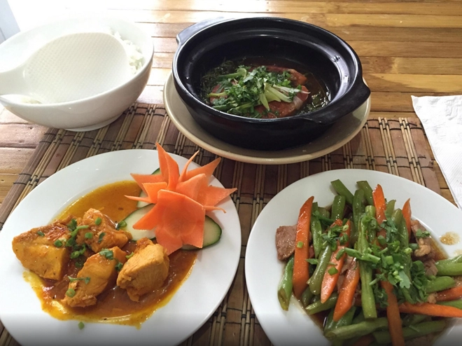 Cyclo Resto (Bến Thành, quận 1): Nhà hàng có thiết kế giản dị này được du khách quốc tế yêu thích bởi chất lượng đồ ăn, phong cách phục vụ và giá cả. Cyclo Resto đem lại cho thực khách những món ăn truyền thống của Việt Nam được trình bày theo phong cách mới mẻ, hiện đại.