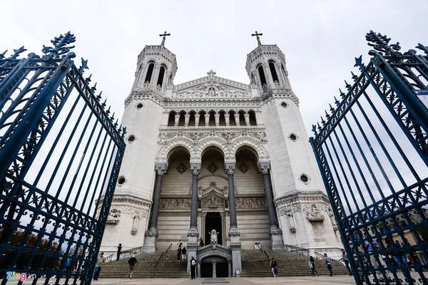 Nhà thờ Đức bà Fourvière (Lyon) được xây dựng vào thế kỷ 19. Đây là một trong những niềm tự hào vĩ đại của người Pháp khi được tổ chức Liên hiệp quốc công nhận là di sản lịch sử của thế giới. Mỗi năm công trình có khoảng 2 triệu du khách ghé thăm.