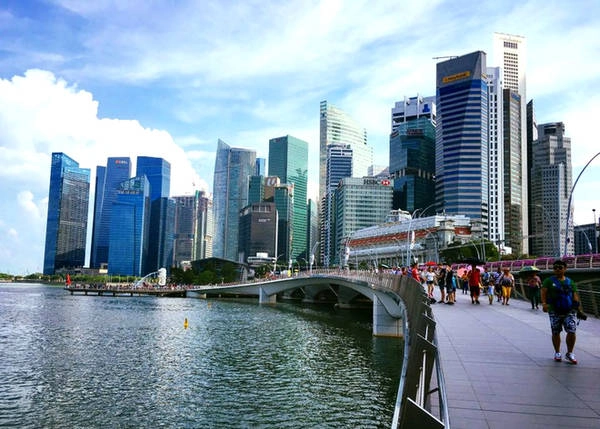 Công viên sư tử biển ở trung tâm thành phố, nơi có biểu tượng của đất nước Singapore (đầu tư tử, mình cá) Merlion là địa điểm mà không du khách nào bỏ qua khi đến quốc đảo Singapore, thậm chí còn là nơi đặt chân đến đầu tiên. Tượng Merlion phun nước ra từ miệng này được đúc bằng xi măng Fondue, những chiếc vảy bên ngoài được tạo thành từ những chiếc đĩa sứ, còn đôi mắt được tạo thành từ 2 tách trà nhỏ màu đỏ. Từ đây du khách có thể ngắm nhìn các kiến trúc nổi tiếng của đất nước như Maria Bay Sands, ArtScience Museum... Công viên sư tử biển ở trung tâm thành phố, nơi có biểu tượng của đất nước Singapore (đầu tư tử, mình cá) Merlion là địa điểm mà không du khách nào bỏ qua khi đến quốc đảo Singapore, thậm chí còn là nơi đặt chân đến đầu tiên. Tượng Merlion phun nước ra từ miệng này được đúc bằng xi măng Fondue, những chiếc vảy bên ngoài được tạo thành từ những chiếc đĩa sứ, còn đôi mắt được tạo thành từ 2 tách trà nhỏ màu đỏ. Từ đây du khách có thể ngắm nhìn các kiến trúc nổi tiếng của đất nước như Maria Bay Sands, ArtScience Museum...