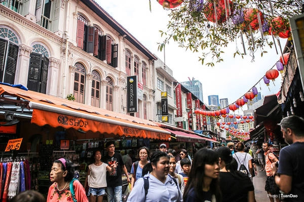 Đến Singapore chắc chắn du khách không thể bỏ qua khu Chinatown, khu phố Tàu còn giữ lại được hầu hết kiến trúc xây dựng lâu đời, không những thế còn giữ lại được bản sắc văn hóa của khu người Hoa sinh sống tại đó. Ở đó ngoài việc mua sắm đồ lưu niệm du khách có thể trải nghiệm các món ăn mang đậm phong cách Trung Hoa. Ngoài ra, du khách có thể thăm quan ngôi chùa Buddha Tooth Relic Temple. Một ngôi chùa nổi tiếng và bề thế với 4 tầng được xây dựng ở trung tâm Chinatown. Đến Singapore chắc chắn du khách không thể bỏ qua khu Chinatown, khu phố Tàu còn giữ lại được hầu hết kiến trúc xây dựng lâu đời, không những thế còn giữ lại được bản sắc văn hóa của khu người Hoa sinh sống tại đó. Ở đó ngoài việc mua sắm đồ lưu niệm du khách có thể trải nghiệm các món ăn mang đậm phong cách Trung Hoa. Ngoài ra, du khách có thể thăm quan ngôi chùa Buddha Tooth Relic Temple. Một ngôi chùa nổi tiếng và bề thế với 4 tầng được xây dựng ở trung tâm Chinatown.