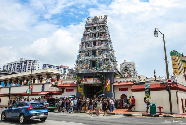 Giống như khu Chinatown, khu phố người Ấn Little India cũng giữ lại được hầu hết bản sắc văn hóa, kiến trúc của người Ấn Độ từ hàng trăm năm trước khi đến đây định cư. Du khách ngoài việc tham quan các đền thờ đầy màu sắc còn có thể thưởng thức các món ăn truyền thống của người Ấn. Giống như khu Chinatown, khu phố người Ấn Little India cũng giữ lại được hầu hết bản sắc văn hóa, kiến trúc của người Ấn Độ từ hàng trăm năm trước khi đến đây định cư. Du khách ngoài việc tham quan các đền thờ đầy màu sắc còn có thể thưởng thức các món ăn truyền thống của người Ấn.