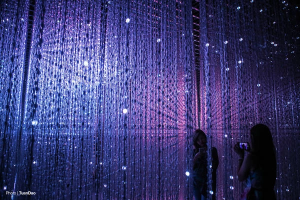 ArtScience Museum - Bảo tàng khoa học nghệ thuật Singapore - là một trong những nơi hấp dẫn du khách đến tham quan. Bảo tàng được xây dựng hình bông hoa sen đang mở. Nơi đây tổ chức nhiều buổi triển lãm có quy mô tầm cỡ thế giới. ArtScience Museum - Bảo tàng khoa học nghệ thuật Singapore - là một trong những nơi hấp dẫn du khách đến tham quan. Bảo tàng được xây dựng hình bông hoa sen đang mở. Nơi đây tổ chức nhiều buổi triển lãm có quy mô tầm cỡ thế giới.
