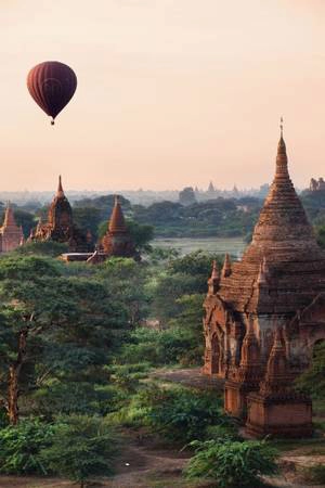 Bagan, Myanmar: Thành phố cổ ở miền trung Myanmar nổi tiếng với hàng nghìn ngôi đền, chùa Phật giáo. Bay khinh khí cầu lúc bình minh ở đây là một trải nghiệm khó quên. Bagan, Myanmar: Thành phố cổ ở miền trung Myanmar nổi tiếng với hàng nghìn ngôi đền, chùa Phật giáo. Bay khinh khí cầu lúc bình minh ở đây là một trải nghiệm khó quên.