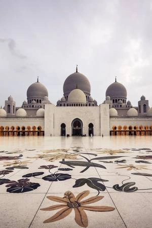 Đại thánh đường Sheikh Zayed, Abu Dhabi: Với 82 mái vòm và sức chứa 40.000 người, đây không những là một trong những thánh đường lớn nhất thế giới, mà còn là một trong những thánh đường đẹp nhất. Đại thánh đường Sheikh Zayed, Abu Dhabi: Với 82 mái vòm và sức chứa 40.000 người, đây không những là một trong những thánh đường lớn nhất thế giới, mà còn là một trong những thánh đường đẹp nhất.