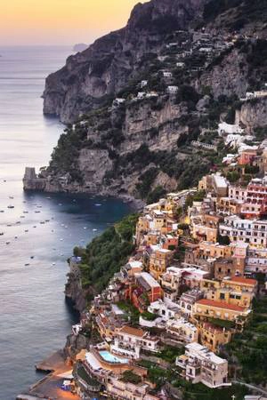 Amalfie Coast, Italy: Thị trấn nằm thoai thoải trên triền đồi nhìn ra biển thu hút rất nhiều du khách. Amalfie Coast, Italy: Thị trấn nằm thoai thoải trên triền đồi nhìn ra biển thu hút rất nhiều du khách.