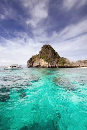 Krabi, Thái Lan: Nằm ở bờ biển phía tây, miền nam Thái Lan, vùng duyên hải này được tô điểm bởi những rặng núi đá vôi và hàng trăm hòn đảo nhỏ. Đây là một trong những bãi biển nổi tiếng nhất thế giới. Krabi, Thái Lan: Nằm ở bờ biển phía tây, miền nam Thái Lan, vùng duyên hải này được tô điểm bởi những rặng núi đá vôi và hàng trăm hòn đảo nhỏ. Đây là một trong những bãi biển nổi tiếng nhất thế giới.