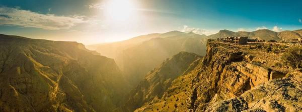 Alila Jabal Akhdar ở Oman là một khu nghỉ dưỡng sinh thái 5 sao với cảnh đẹp và chất lượng dịch vụ tuyệt hảo. Đó là lý do resort này đứng đầu bảng xếp hạng Trung Đông. Alila Jabal Akhdar ở Oman là một khu nghỉ dưỡng sinh thái 5 sao với cảnh đẹp và chất lượng dịch vụ tuyệt hảo. Đó là lý do resort này đứng đầu bảng xếp hạng Trung Đông.
