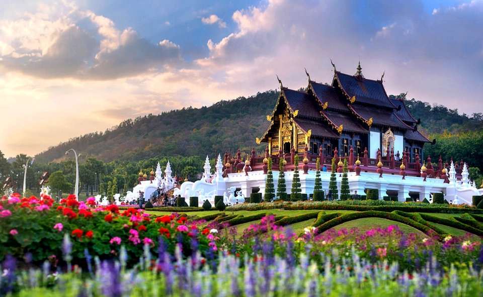 Cung điện mùa hè của nhà vua Thái Lan (Phu Ping Palace) tọa lạc trên đỉnh núi cao thuộc khu vực Suthep, tỉnh Chiang Mai nên không khí trong lành và mát mẻ quanh năm như Đà Lạt và Sa Pa của Việt Nam. Khuôn viên cung điện được tô điểm bởi những khóm hoa đủ màu sắc, được trồng dọc theo lối đi, tỏa hương thơm ngát. Người ta chăm sóc hoa nơi đây rất cẩn thận nên hoa nở và khoe sắc quanh năm. Ảnh: Sohu. Cung điện mùa hè của nhà vua Thái Lan (Phu Ping Palace) tọa lạc trên đỉnh núi cao thuộc khu vực Suthep, tỉnh Chiang Mai nên không khí trong lành và mát mẻ quanh năm như Đà Lạt và Sa Pa của Việt Nam. Khuôn viên cung điện được tô điểm bởi những khóm hoa đủ màu sắc, được trồng dọc theo lối đi, tỏa hương thơm ngát. Người ta chăm sóc hoa nơi đây rất cẩn thận nên hoa nở và khoe sắc quanh năm. Ảnh: Sohu.