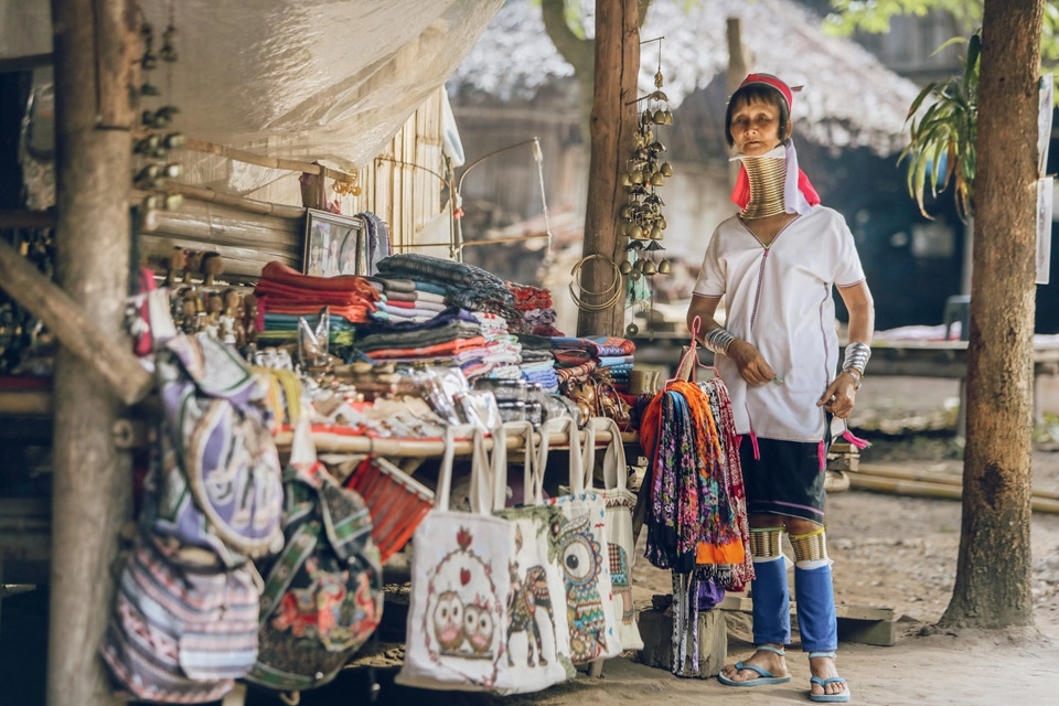 Chiang Mai là vùng đất có rất nhiều dân tộc sinh sống với nhiều bản sắc đa dạng. Một trong những dân tộc bạn nên ghé thăm là là người cổ dài. Bạn có thể đến làng Padung tại khu vực hang động Chiang Dao hoặc làng Cổ dài Karen gần Doi Duthep. Những người phụ nữ của dân tộc này có chiếc cổ dài hơn bình thường với cả chục chiếc vòng đeo kín cổ. Ảnh: Công Phan. Chiang Mai là vùng đất có rất nhiều dân tộc sinh sống với nhiều bản sắc đa dạng. Một trong những dân tộc bạn nên ghé thăm là là người cổ dài. Bạn có thể đến làng Padung tại khu vực hang động Chiang Dao hoặc làng Cổ dài Karen gần Doi Duthep. Những người phụ nữ của dân tộc này có chiếc cổ dài hơn bình thường với cả chục chiếc vòng đeo kín cổ. Ảnh: Công Phan.