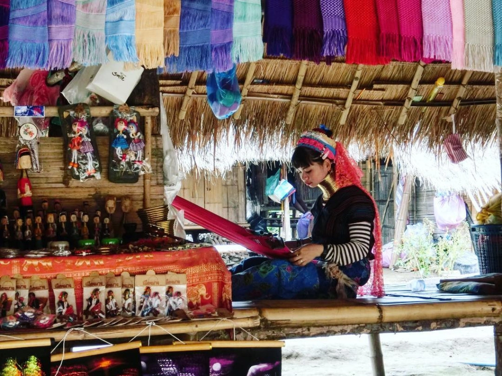 Theo phong tục, từ khi mới chỉ là những cô bé, họ đã bắt đầu đeo những chiếc vòng bằng đồng quanh cổ, cổ tay và mắt cá chân. Đến đây, bạn có thể mua vài chiếc vòng làm quà lưu niệm, tham quan những ngôi nhà, tìm hiểu phong tục tập quán hoặc chụp ảnh kỷ niệm với người bản địa. Ảnh: Công Phan, @ross.a.campbell, @wildandtogether, @shyee5. Theo phong tục, từ khi mới chỉ là những cô bé, họ đã bắt đầu đeo những chiếc vòng bằng đồng quanh cổ, cổ tay và mắt cá chân. Đến đây, bạn có thể mua vài chiếc vòng làm quà lưu niệm, tham quan những ngôi nhà, tìm hiểu phong tục tập quán hoặc chụp ảnh kỷ niệm với người bản địa. Ảnh: Công Phan, @ross.a.campbell, @wildandtogether, @shyee5.