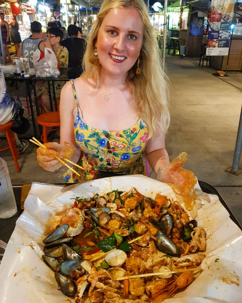 Chợ đêm Bazaar ở Chiang Mai được mệnh danh là "mẹ đẻ của chợ trời". Nơi đây có những gian hàng người Thái làm thủ công và đem bán nên các sản phẩm vô cùng đặc sắc. Chợ chỉ mở cửa từ 18-24h mỗi ngày nhưng người ra vào không ngớt. Ảnh: @theworldnotenough, @emmaangelo. Chợ đêm Bazaar ở Chiang Mai được mệnh danh là "mẹ đẻ của chợ trời". Nơi đây có những gian hàng người Thái làm thủ công và đem bán nên các sản phẩm vô cùng đặc sắc. Chợ chỉ mở cửa từ 18-24h mỗi ngày nhưng người ra vào không ngớt. Ảnh: @theworldnotenough, @emmaangelo.