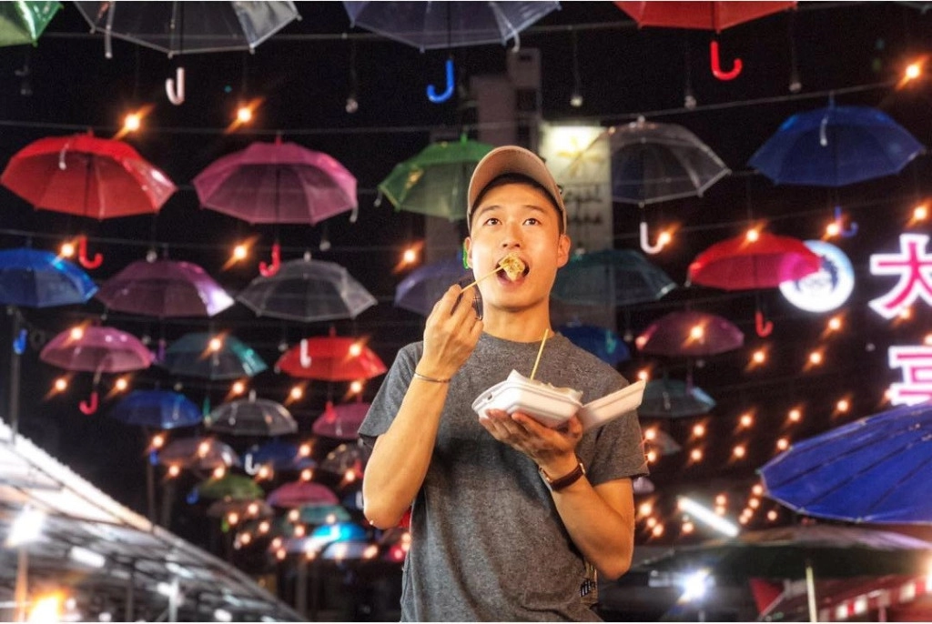 Ở chợ đêm, bạn có thể tìm thấy những mặt hàng của vùng Chiang Mai và các tỉnh phía bắc Thái Lan. Không chỉ có thể mang về những món đồ vừa rẻ vừa đẹp, bạn còn có thể gặp những người bán hàng dễ thương và thân thiện. Ngoài ra, bạn nhớ dành thời gian thưởng thức những món ngon trên đường Chang Klan. Nếu mỏi chân, hãy thử những liệu pháp massage của Thái Lan. Ảnh: @ankiagustrin, @senseidori, @live.dreams, @jeffscw. Ở chợ đêm, bạn có thể tìm thấy những mặt hàng của vùng Chiang Mai và các tỉnh phía bắc Thái Lan. Không chỉ có thể mang về những món đồ vừa rẻ vừa đẹp, bạn còn có thể gặp những người bán hàng dễ thương và thân thiện. Ngoài ra, bạn nhớ dành thời gian thưởng thức những món ngon trên đường Chang Klan. Nếu mỏi chân, hãy thử những liệu pháp massage của Thái Lan. Ảnh: @ankiagustrin, @senseidori, @live.dreams, @jeffscw.