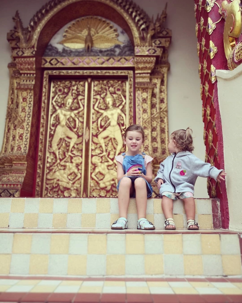 Chùa Phrathat Doi Suthep, hơn 600 năm tuổi, tọa lạc trên đồi Doi Suthep, nơi được coi là chốn linh thiêng nhất Chiang Mai. Người dân ở đây tin rằng linh hồn tổ tiên họ cư ngụ trên đỉnh đồi. Muốn đến tham quan, du khách phải vượt qua 309 bậc cầu thang đá cao hun hút với hình đầu rồng uy nghi ở hai bên. Ảnh: @livewellwithdel, @eatravel0ve. Chùa Phrathat Doi Suthep, hơn 600 năm tuổi, tọa lạc trên đồi Doi Suthep, nơi được coi là chốn linh thiêng nhất Chiang Mai. Người dân ở đây tin rằng linh hồn tổ tiên họ cư ngụ trên đỉnh đồi. Muốn đến tham quan, du khách phải vượt qua 309 bậc cầu thang đá cao hun hút với hình đầu rồng uy nghi ở hai bên. Ảnh: @livewellwithdel, @eatravel0ve.