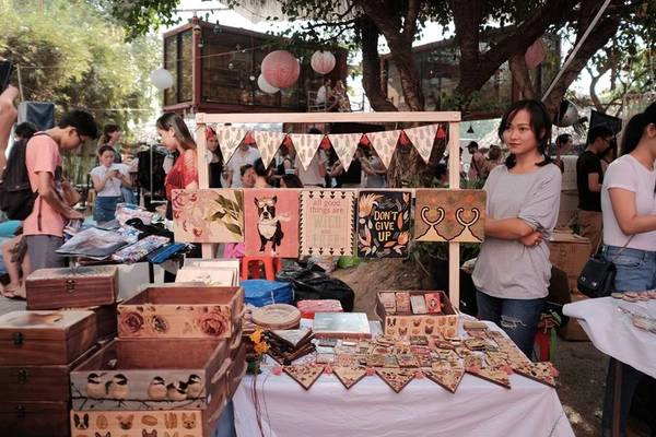 Saigon Urban Flea Market (Nguyễn Văn Hưởng, Thảo Điền, quận 2) là một trong những điểm đến của các bạn trẻ thích săn lùng những món hàng độc, lạ cũng như muốn hòa mình trong không khí mua sắm.