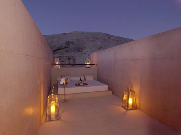 Phòng Mesa Pool nằm ngoài trời là nơi ấn tượng nhất tại khách sạn Amangiri, bang Utah, Mỹ. Khi ở đây, bạn sẽ nằm trên giường và cảm nhận màu sắc thay đổi của hẻm núi trong sa mạc. Ảnh: Aman Resort.