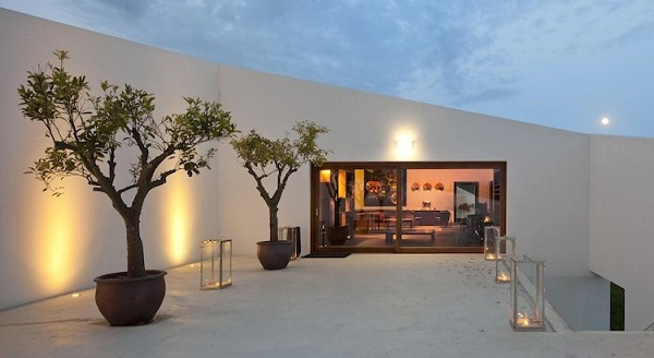 Khi đến resort L'and Vineyards, Bồ Đào Nha, du khách sẽ được trải nghiệm cảm giác ngắm bầu trời từ phòng ngủ bằng cách dùng điều khiển giúp mở lớp kính trên trần nhà. Ngoài ra, khách còn được tận hưởng không gian ở khu vườn riêng trong nhà với bể bơi, sân thượng rộng với lò sưởi, hành lang ngoài trời. Ảnh: Wine Toursim in Portugal.