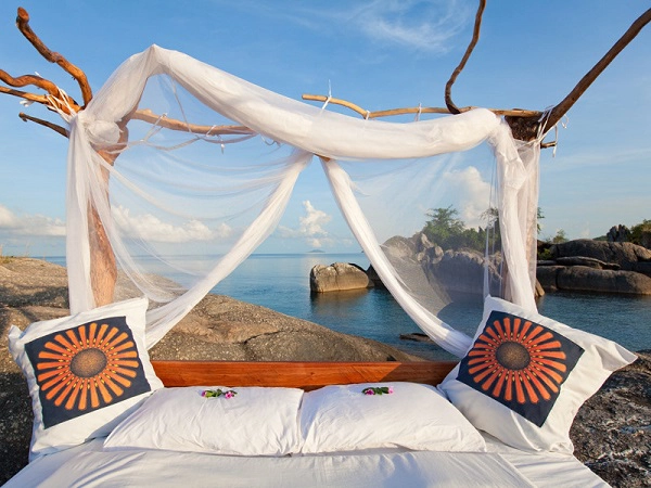 Tại resort Nkwichi, ở Mozambique, du khách có thể ngủ tại giường được đặt ở khu vực vắng người của resort, hoặc ở bên hồ Malawi. Với trải nghiệm này, bạn sẽ được ngắm khung cảnh thiên nhiên hoang dã tuyệt đẹp. Ảnh: MozambiqueTravelManagement.