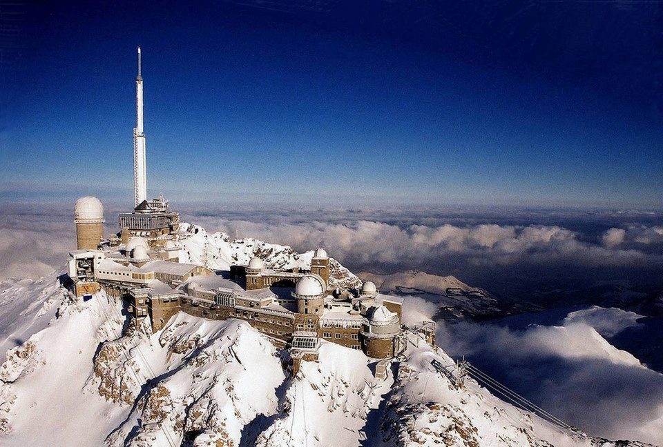 Pic du Midi de Bigorre, Pháp: Qua đêm tại đài quan sát cao nhất Tây Âu trên đỉnh núi Pic du Midi de Bigorre là một trong những kỳ nghỉ hấp dẫn với những người yêu thiên văn. Tại đây, du khách được trải nghiệm cảm giác của các nhà khoa học và thiên văn cũng như ngắm nhìn và nghỉ ngơi dưới bầu trời đêm đầy sao. Ảnh: Survoldefrance. Pic du Midi de Bigorre, Pháp: Qua đêm tại đài quan sát cao nhất Tây Âu trên đỉnh núi Pic du Midi de Bigorre là một trong những kỳ nghỉ hấp dẫn với những người yêu thiên văn. Tại đây, du khách được trải nghiệm cảm giác của các nhà khoa học và thiên văn cũng như ngắm nhìn và nghỉ ngơi dưới bầu trời đêm đầy sao. Ảnh: Survoldefrance.
