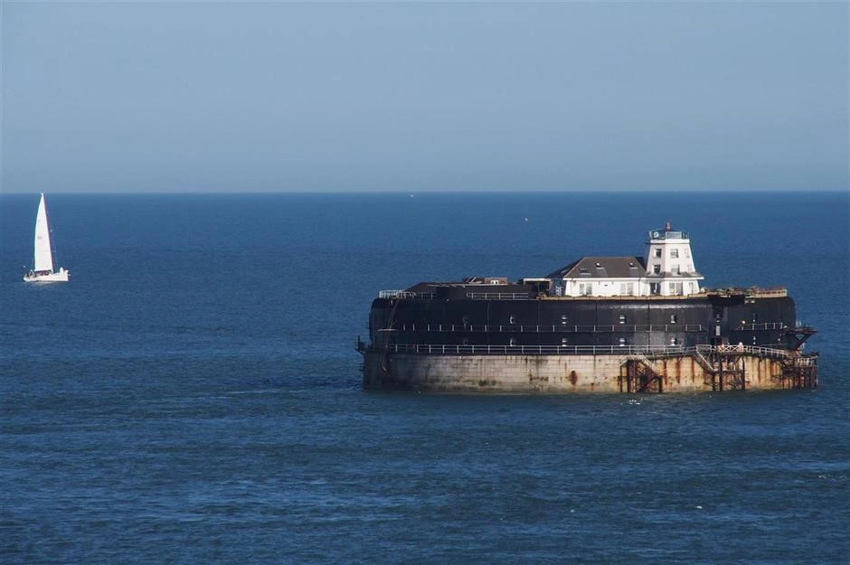 Pháo đài Spitbank, Anh: Nằm bên ngoài bờ biển Portsmouth, các pháo đài quân sự hình tròn, được xây dựng từ thế kỷ 19 nay đã trở thành khách sạn sang trọng với 8 phòng ngủ, trong đó Spitbank là pháo đài nhỏ nhất nhưng hoàn chỉnh với hầm rượu vang, hồ bơi nước nóng, phòng xông hơi khô và hiên tắm nắng. Ảnh: Bob White/Flickr. Pháo đài Spitbank, Anh: Nằm bên ngoài bờ biển Portsmouth, các pháo đài quân sự hình tròn, được xây dựng từ thế kỷ 19 nay đã trở thành khách sạn sang trọng với 8 phòng ngủ, trong đó Spitbank là pháo đài nhỏ nhất nhưng hoàn chỉnh với hầm rượu vang, hồ bơi nước nóng, phòng xông hơi khô và hiên tắm nắng. Ảnh: Bob White/Flickr.