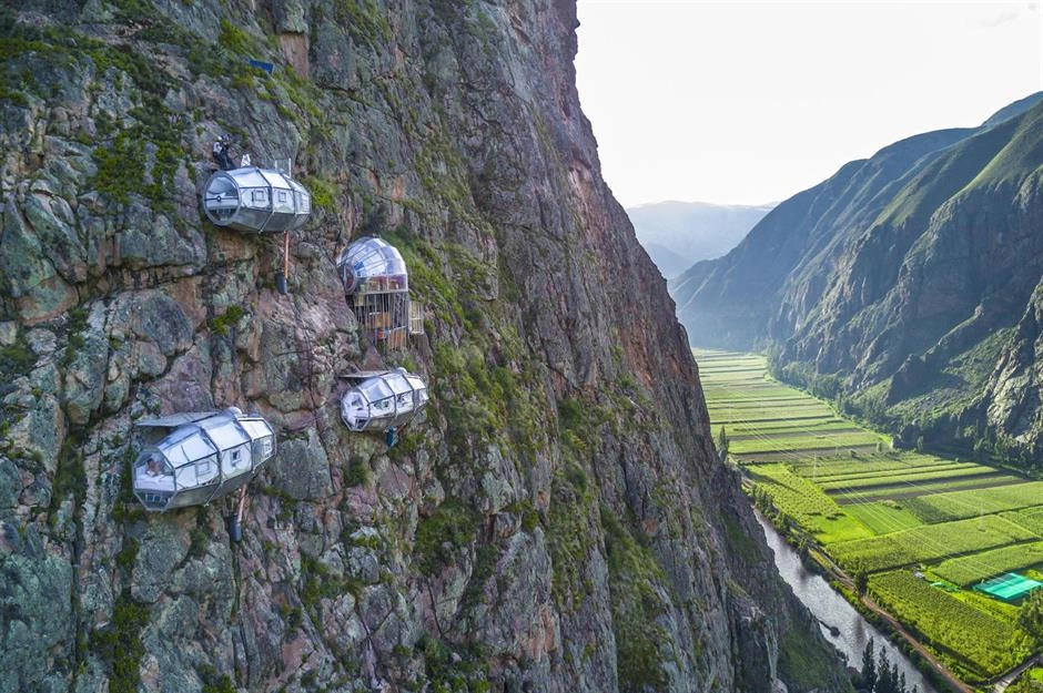 Skylodge Adventure Suites, thung lũng Sacred, Peru: Bám trên sườn núi ở thung lũng Sacred của Cusco, những phòng ngủ con nhộng trong suốt này là thử thách cho những người không ngại mạo hiểm và độ cao. Mỗi phòng ở đây được trang bị giường ngủ, có khu vực ăn uống và cả phòng tắm. Ảnh: Naturavive. Skylodge Adventure Suites, thung lũng Sacred, Peru: Bám trên sườn núi ở thung lũng Sacred của Cusco, những phòng ngủ con nhộng trong suốt này là thử thách cho những người không ngại mạo hiểm và độ cao. Mỗi phòng ở đây được trang bị giường ngủ, có khu vực ăn uống và cả phòng tắm. Ảnh: Naturavive.