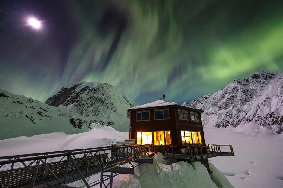 Sheldon Chalet, Alaska, Mỹ: Nằm trên sườn núi cao nhất Bắc Mỹ, Sheldon Chalet sang trọng mang đến cho du khách không gian yên tĩnh, đơn độc giữa vùng hoang dã, lạnh giá của Alaska. Tại đây, bạn có thể nhâm nhi rượu champagne, khi thư giãn bên lò sưởi và ngắm nhìn cực quang qua các khung cửa sổ. Du khách đặt phòng tại đây được phục vụ bởi 2 hướng dẫn viên, một đầu bếp và một người trợ giúp đặc biệt. Ảnh: Butterfield. Sheldon Chalet, Alaska, Mỹ: Nằm trên sườn núi cao nhất Bắc Mỹ, Sheldon Chalet sang trọng mang đến cho du khách không gian yên tĩnh, đơn độc giữa vùng hoang dã, lạnh giá của Alaska. Tại đây, bạn có thể nhâm nhi rượu champagne, khi thư giãn bên lò sưởi và ngắm nhìn cực quang qua các khung cửa sổ. Du khách đặt phòng tại đây được phục vụ bởi 2 hướng dẫn viên, một đầu bếp và một người trợ giúp đặc biệt. Ảnh: Butterfield.