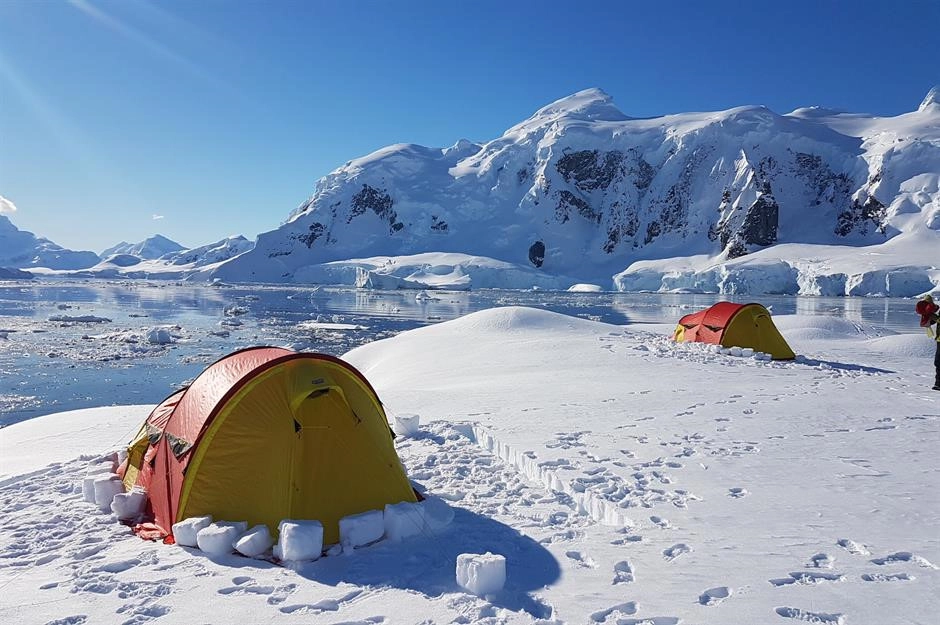 Nam Cực: Là một phần của du lịch trên biển Antarctica, Wildfoot Travel cung cấp cho du khách một đêm cắm trại tại Nam Cực. Du khách sẽ trải qua một đêm đáng nhớ, đầy thử thách khi chống chọi với điều kiện thời tiết khắc nghiệt của Nam Cực mà không có thiết bị sưởi ấm. Ảnh: Ignacio Marino/Oceanwide Expeditions. Nam Cực: Là một phần của du lịch trên biển Antarctica, Wildfoot Travel cung cấp cho du khách một đêm cắm trại tại Nam Cực. Du khách sẽ trải qua một đêm đáng nhớ, đầy thử thách khi chống chọi với điều kiện thời tiết khắc nghiệt của Nam Cực mà không có thiết bị sưởi ấm. Ảnh: Ignacio Marino/Oceanwide Expeditions.