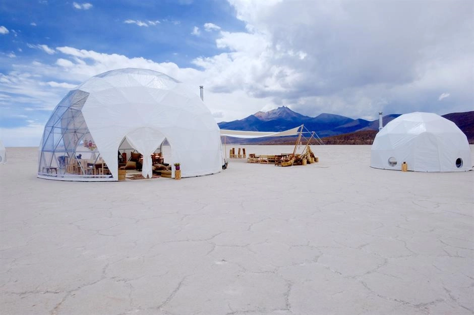 Salar de Uyuni, Bolivia: Ngủ tại cánh đồng muối lớn nhất thế giới sẽ là một trải nghiệm đầy thú vị và hấp dẫn. Với những phòng nghỉ "pop-up" có mái vòm trong suốt, đến Salar de Uyuni du khách sẽ có một kỳ nghỉ đặc biệt tại một trong những địa điểm có thời tiết cực đoan nhất Nam Mỹ. Ảnh: Stéphane Gautronneau. Salar de Uyuni, Bolivia: Ngủ tại cánh đồng muối lớn nhất thế giới sẽ là một trải nghiệm đầy thú vị và hấp dẫn. Với những phòng nghỉ "pop-up" có mái vòm trong suốt, đến Salar de Uyuni du khách sẽ có một kỳ nghỉ đặc biệt tại một trong những địa điểm có thời tiết cực đoan nhất Nam Mỹ. Ảnh: Stéphane Gautronneau.