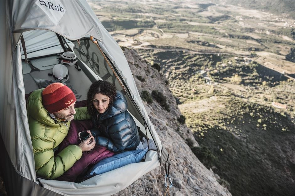 Mallos de Riglos, Tây Ban Nha: Đặt chân đến Pyrenees, du khách được ngắm nhìn vẻ đẹp của vùng nông thôn tây bắc Tây Ban Nha, cũng như ngủ qua đêm trong một chiếc lều lơ lửng treo trên vách đá dốc đứng của Mallos de Riglos, cách mặt đất hơn 100 m. Tại đây, các hướng dẫn viên sẽ giúp du khách leo lên chỗ ở và sẵn sàng hỗ trợ khách hàng bất cứ lúc nào. Ảnh: Muchbetteradventures. Mallos de Riglos, Tây Ban Nha: Đặt chân đến Pyrenees, du khách được ngắm nhìn vẻ đẹp của vùng nông thôn tây bắc Tây Ban Nha, cũng như ngủ qua đêm trong một chiếc lều lơ lửng treo trên vách đá dốc đứng của Mallos de Riglos, cách mặt đất hơn 100 m. Tại đây, các hướng dẫn viên sẽ giúp du khách leo lên chỗ ở và sẵn sàng hỗ trợ khách hàng bất cứ lúc nào. Ảnh: Muchbetteradventures.