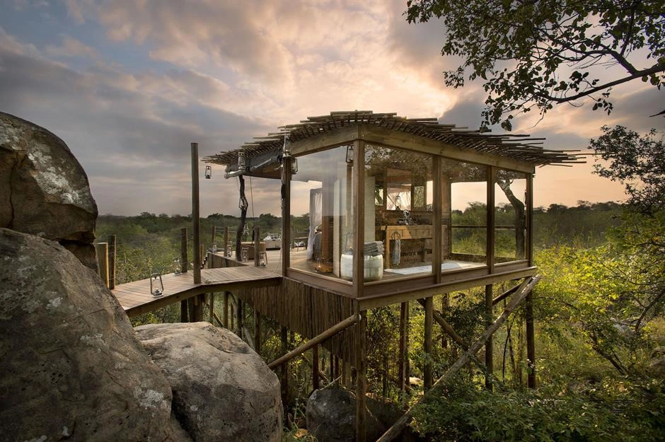 Kingston Treehouse, Nam Phi: Ngủ giữa những con sư tử, voi, tê giác và ngựa vằn ở vùng hoang dã châu Phi có thể là một ý tưởng điên rồ, nhưng du khách hoàn toàn có thể trải nghiệm điều này tại một trong những ngôi nhà cây của Lion Sands Game Reserve. Nằm trong vườn quốc gia Kruger, những ngôi nhà này được xây dựng tách biệt, không có điện, các thiết bị hiện đại cũng như không ảnh hưởng đến việc sinh sống của các loài động vật hoang dã. Ảnh: Lion Sands Game Reserve. Kingston Treehouse, Nam Phi: Ngủ giữa những con sư tử, voi, tê giác và ngựa vằn ở vùng hoang dã châu Phi có thể là một ý tưởng điên rồ, nhưng du khách hoàn toàn có thể trải nghiệm điều này tại một trong những ngôi nhà cây của Lion Sands Game Reserve. Nằm trong vườn quốc gia Kruger, những ngôi nhà này được xây dựng tách biệt, không có điện, các thiết bị hiện đại cũng như không ảnh hưởng đến việc sinh sống của các loài động vật hoang dã. Ảnh: Lion Sands Game Reserve.