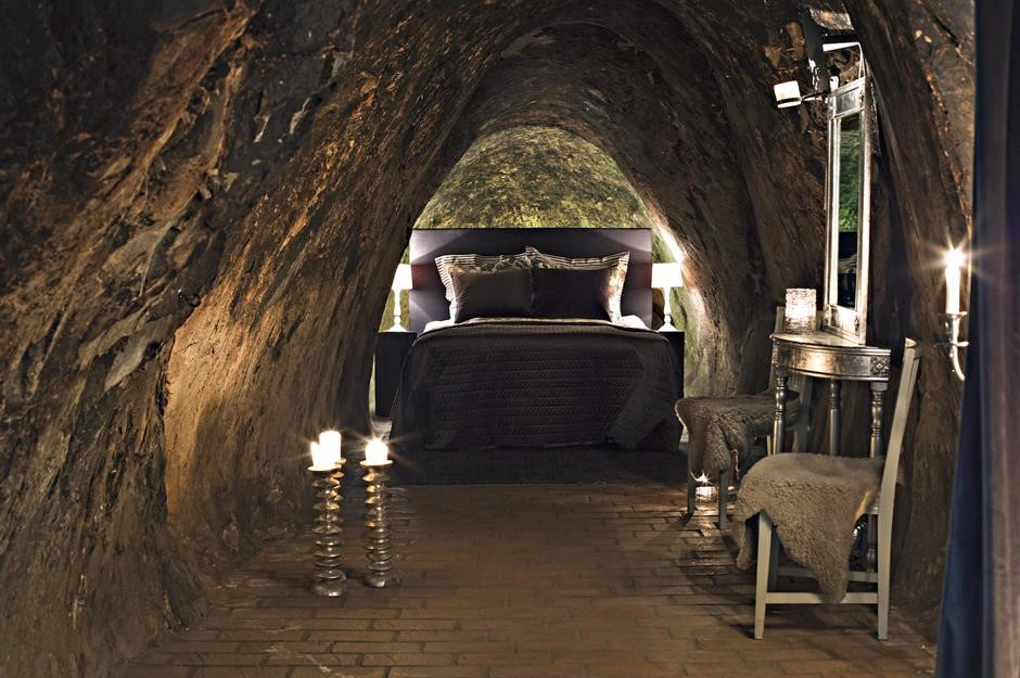 Sala Silvermine, Thụy Điển: Sala Silvermine ở Västmanland, Thụy Điển có phòng ngủ sâu nhất thế giới dành cho 2 người. Tại đây, du khách được tận hưởng một tour du lịch riêng, khám phá các hang động rộng lớn, các phòng trưng bày quanh co và các hồ nước ngầm trước khi nghỉ ngơi trong căn phòng chỉ có ánh nến, ở độ sâu 510 m. Ảnh: Maria Andersson. Sala Silvermine, Thụy Điển: Sala Silvermine ở Västmanland, Thụy Điển có phòng ngủ sâu nhất thế giới dành cho 2 người. Tại đây, du khách được tận hưởng một tour du lịch riêng, khám phá các hang động rộng lớn, các phòng trưng bày quanh co và các hồ nước ngầm trước khi nghỉ ngơi trong căn phòng chỉ có ánh nến, ở độ sâu 510 m. Ảnh: Maria Andersson.
