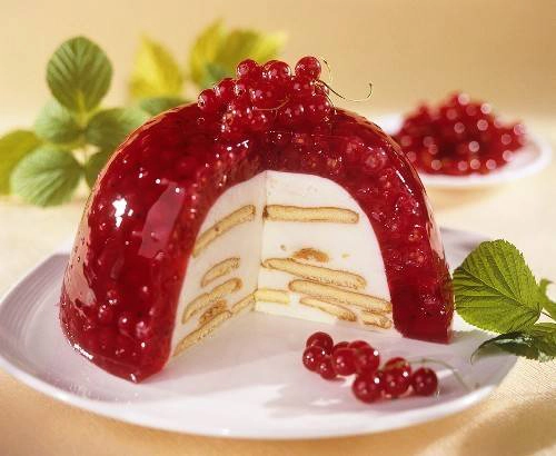 5. Anh: Một trong những món ăn không thể thiếu trong lễ Giáng sinh của người Anh là bánh pudding. Điểm đặc biệt là khi làm chiếc bánh này, người Anh có truyền thống ước một điều trong lúc trộn các nguyên liệu lại với nhau theo chiều kim đồng hồ để điều ước đó trở thành sự thật. 5. Anh: Một trong những món ăn không thể thiếu trong lễ Giáng sinh của người Anh là bánh pudding. Điểm đặc biệt là khi làm chiếc bánh này, người Anh có truyền thống ước một điều trong lúc trộn các nguyên liệu lại với nhau theo chiều kim đồng hồ để điều ước đó trở thành sự thật.