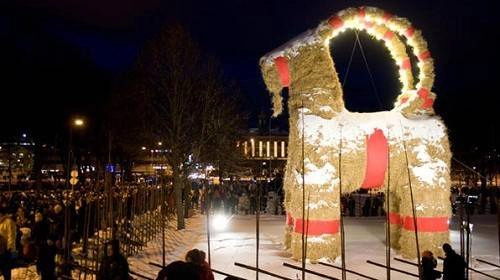 7. Thụy Điển: Ở thị trấn Gavle, Thụy Điển, sau khi đêm Noel kết thúc, mọi người sẽ đốt một con dê bằng rơm khổng lồ (biểu tượng Giáng sinh của người Scandinavia từ nhiều thế kỷ qua) để ăn mừng. 7. Thụy Điển: Ở thị trấn Gavle, Thụy Điển, sau khi đêm Noel kết thúc, mọi người sẽ đốt một con dê bằng rơm khổng lồ (biểu tượng Giáng sinh của người Scandinavia từ nhiều thế kỷ qua) để ăn mừng.