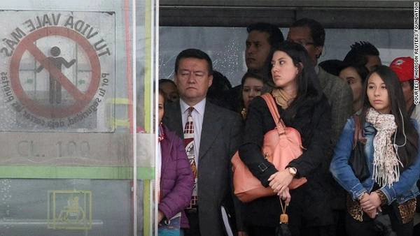 Khảo sát của Quỹ Thomson Reuters tại 16 thành phố lớn cho thấy Bogota (Colombia) có hệ thống phương tiện công cộng tồi tệ nhất với phụ nữ. Khảo sát của Quỹ Thomson Reuters tại 16 thành phố lớn cho thấy Bogota (Colombia) có hệ thống phương tiện công cộng tồi tệ nhất với phụ nữ.